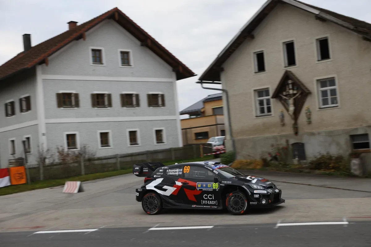 Rovanperä míří za vítězstvím ve Středoevropské rallye, Ogiera zbrzdila havárie