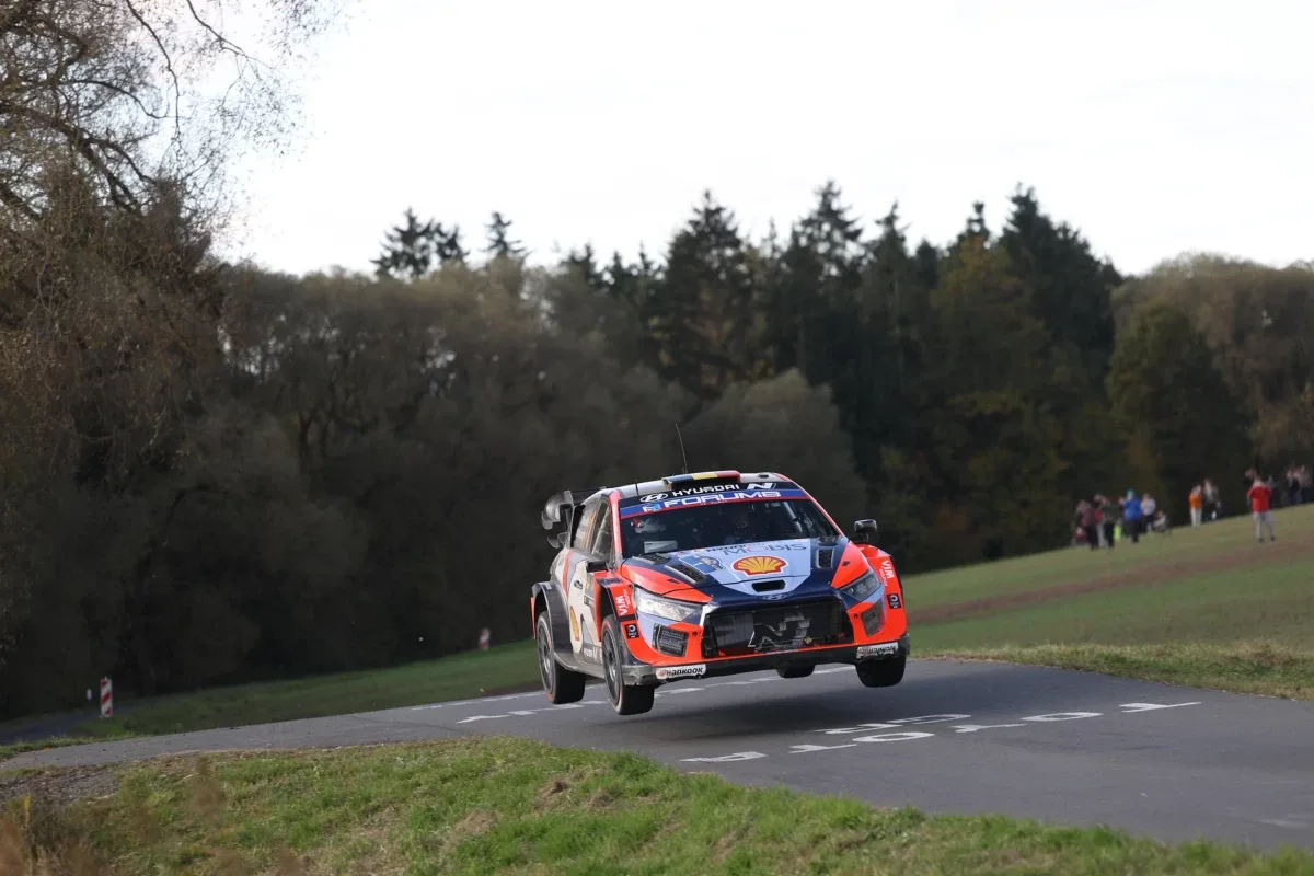 Rovanperä míří za vítězstvím ve Středoevropské rallye, Ogiera zbrzdila havárie