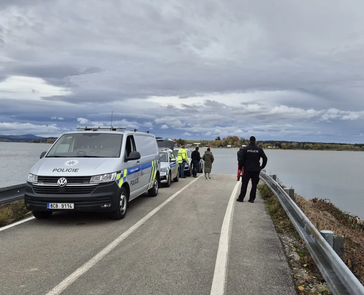 Z Lipna vytáhli auto s lidskými ostatky. Mohlo by jít o Rakušany pohřešované deset let