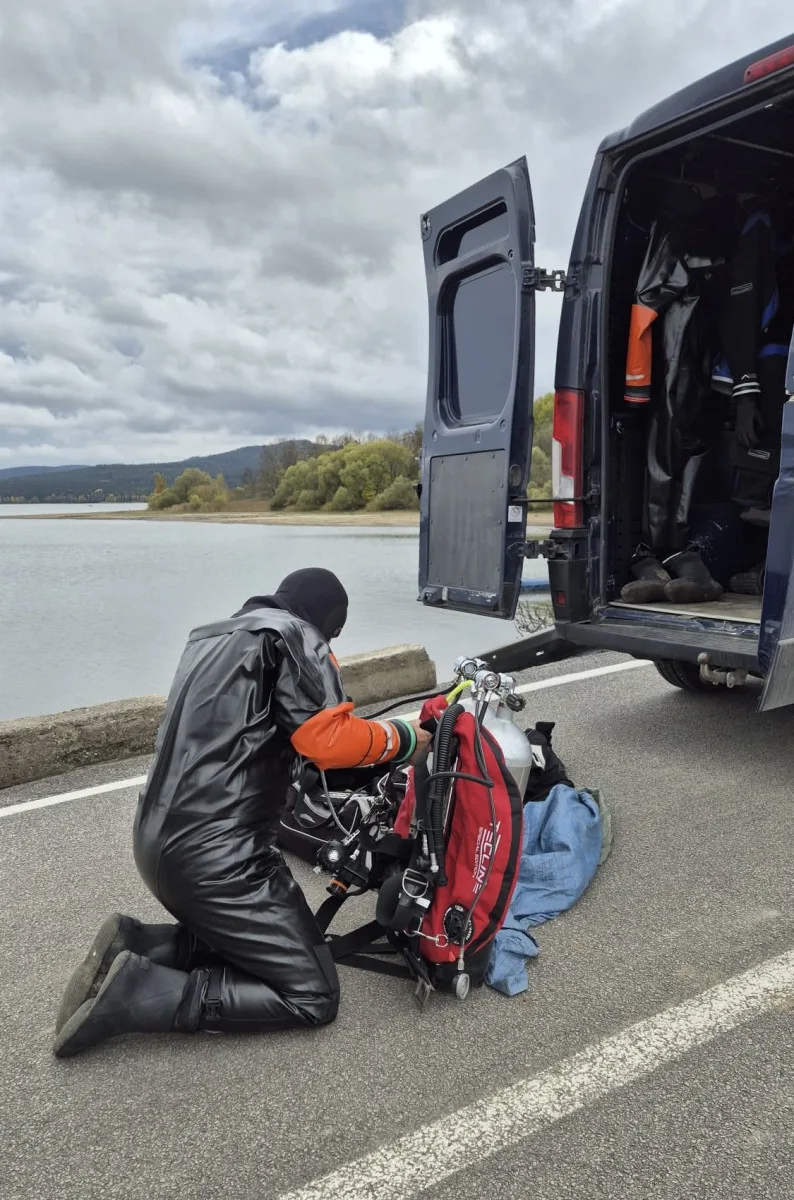 Z Lipna vytáhli auto s lidskými ostatky. Mohlo by jít o Rakušany pohřešované deset let