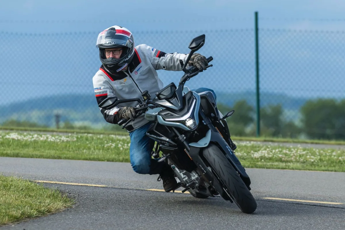 Motorkářů na silnicích neubylo. Riziko vážných nehod je na podzim vyšší.