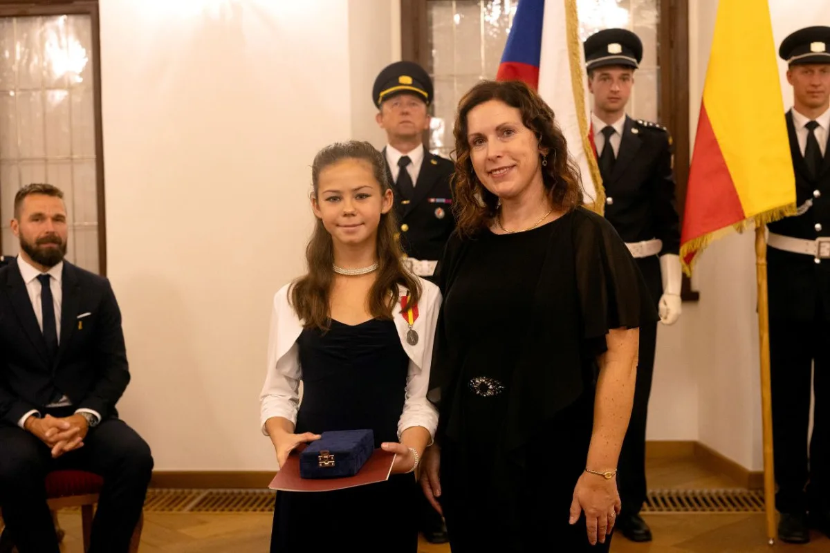 Primátorka udělila medaile Za zásluhy a Za statečnost.