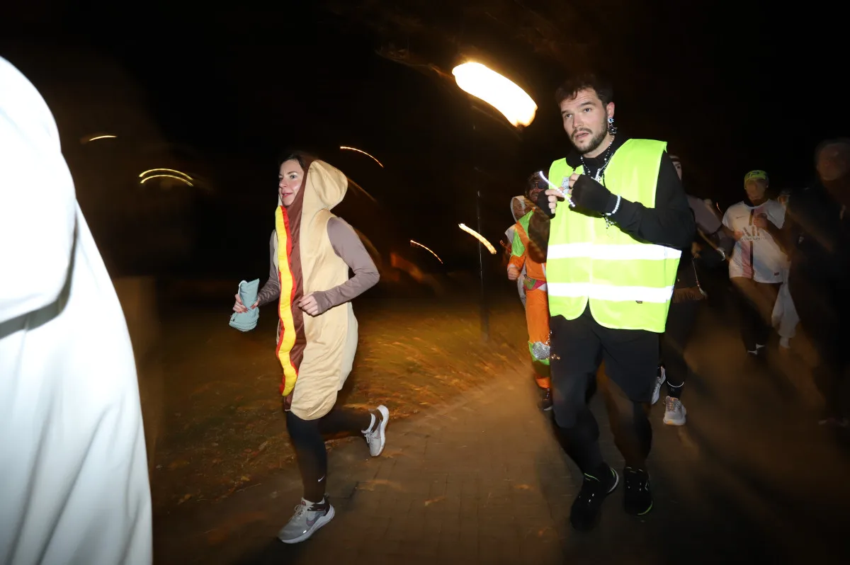 V Budějovicích se běžel Halloween! Ulice zaplnili běžci v maskách i pes převlečený za ovečku