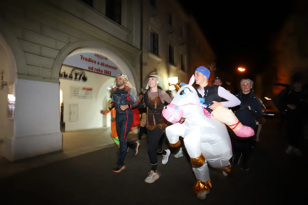 V Budějovicích se běžel Halloween! Ulice zaplnili běžci v maskách i pes převlečený za ovečku