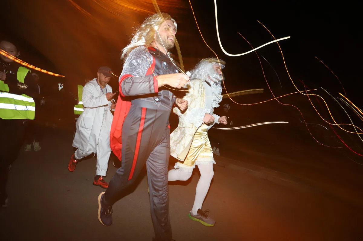 V Budějovicích se běžel Halloween! Ulice zaplnili běžci v maskách i pes převlečený za ovečku