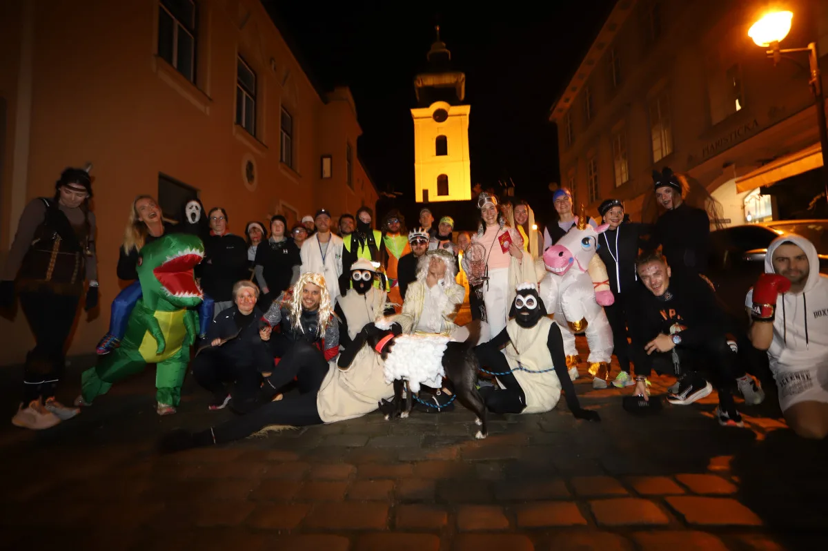 V Budějovicích se běžel Halloween! Ulice zaplnili běžci v maskách i pes převlečený za ovečku
