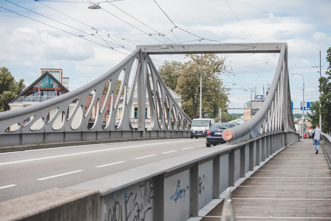 Sedmadvacet let nad Vltavou. Budějovický Dlouhý most oslavil narozeniny