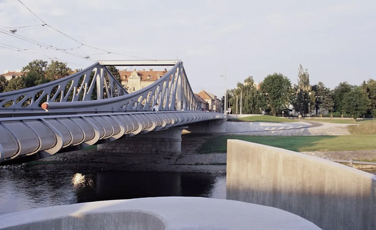 Sedmadvacet let nad Vltavou. Budějovický Dlouhý most oslavil narozeniny