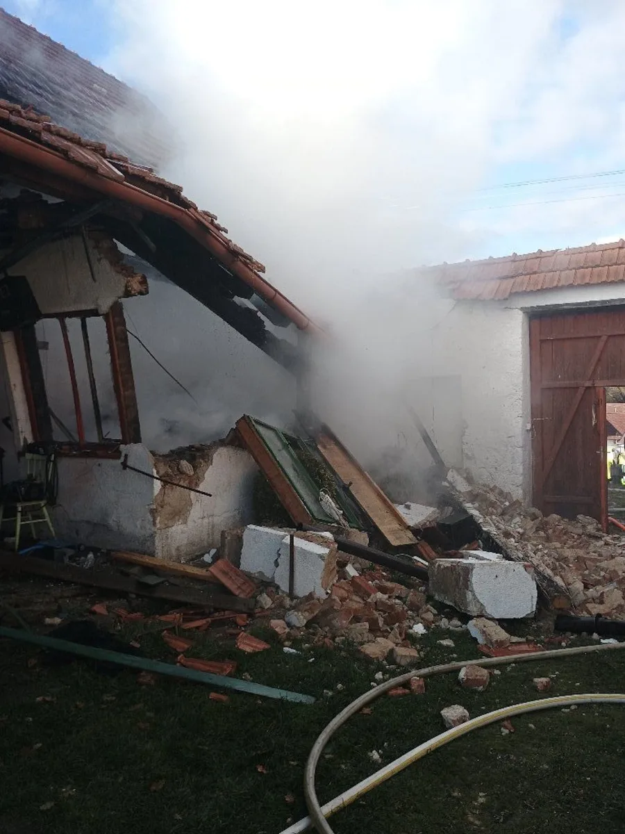 Výbuch propanbutanu vyrazil okna a zbořil stěnu. Pro zraněného letěl vrtulník