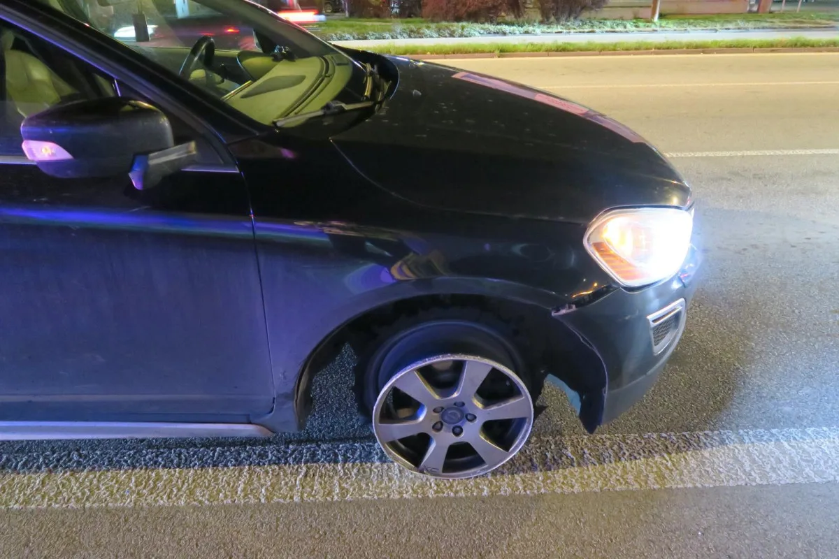 Opilý řidič ignoroval defekt. Po ráfku ujel přes 20 kilometrů