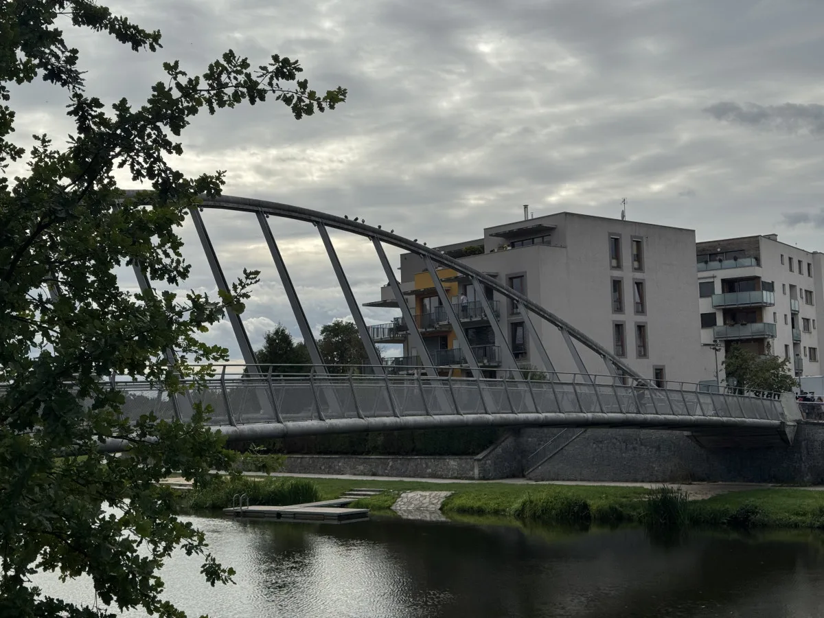 Lávka přes Vltavu je opravená. Otevřená je o týden dřív