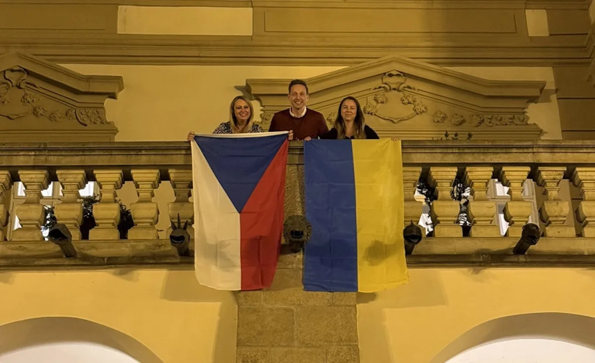 Okamura sundal vlajku Ukrajiny z budovy Sněmovny. Reagovali i jihočeští politici