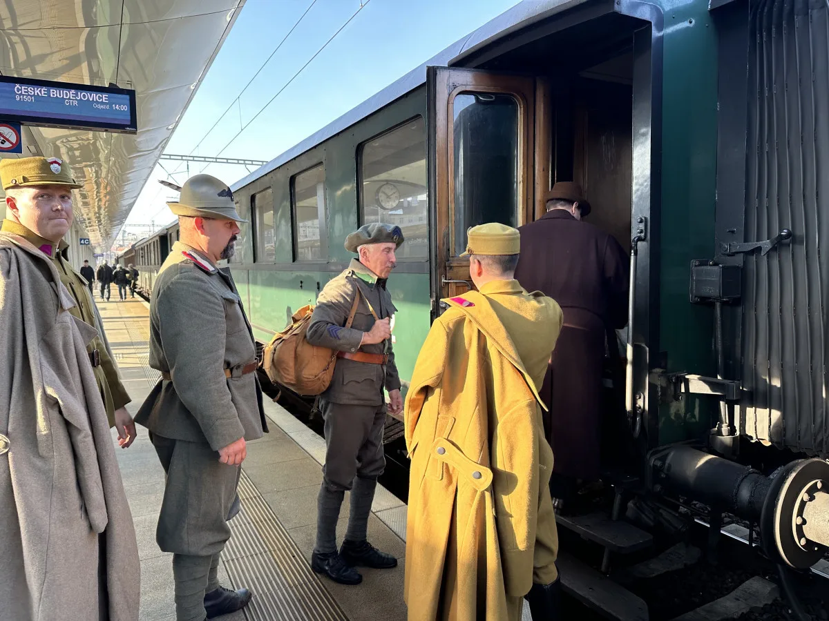 Historický vlak na trase Budějovice - Praha připomínal návrat legionářů.