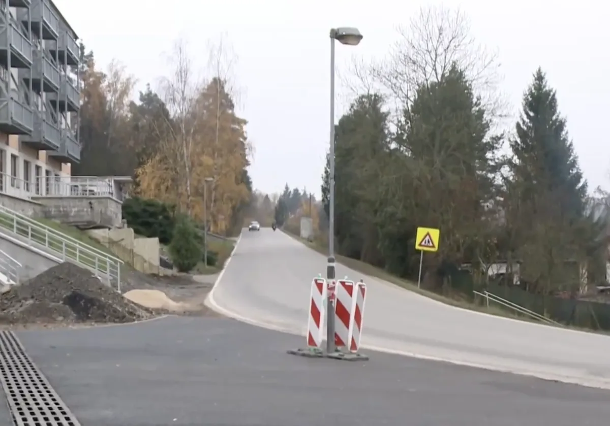 Lampa uprostřed silnice v obci na Českobudějovicku baví internet