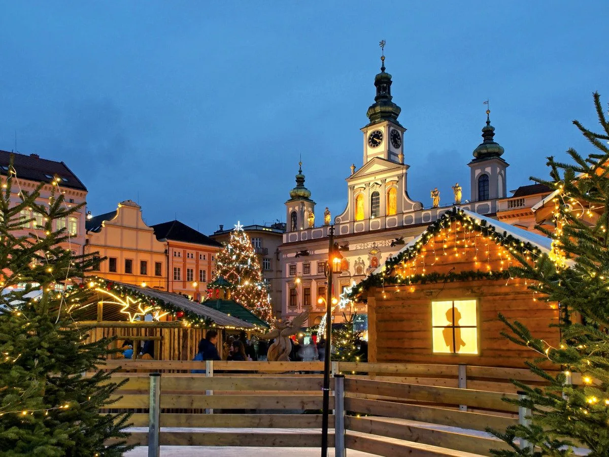 Adventní víkendy budou v centru bez aut. Vyzdobená bude nově ulice U Černé věže