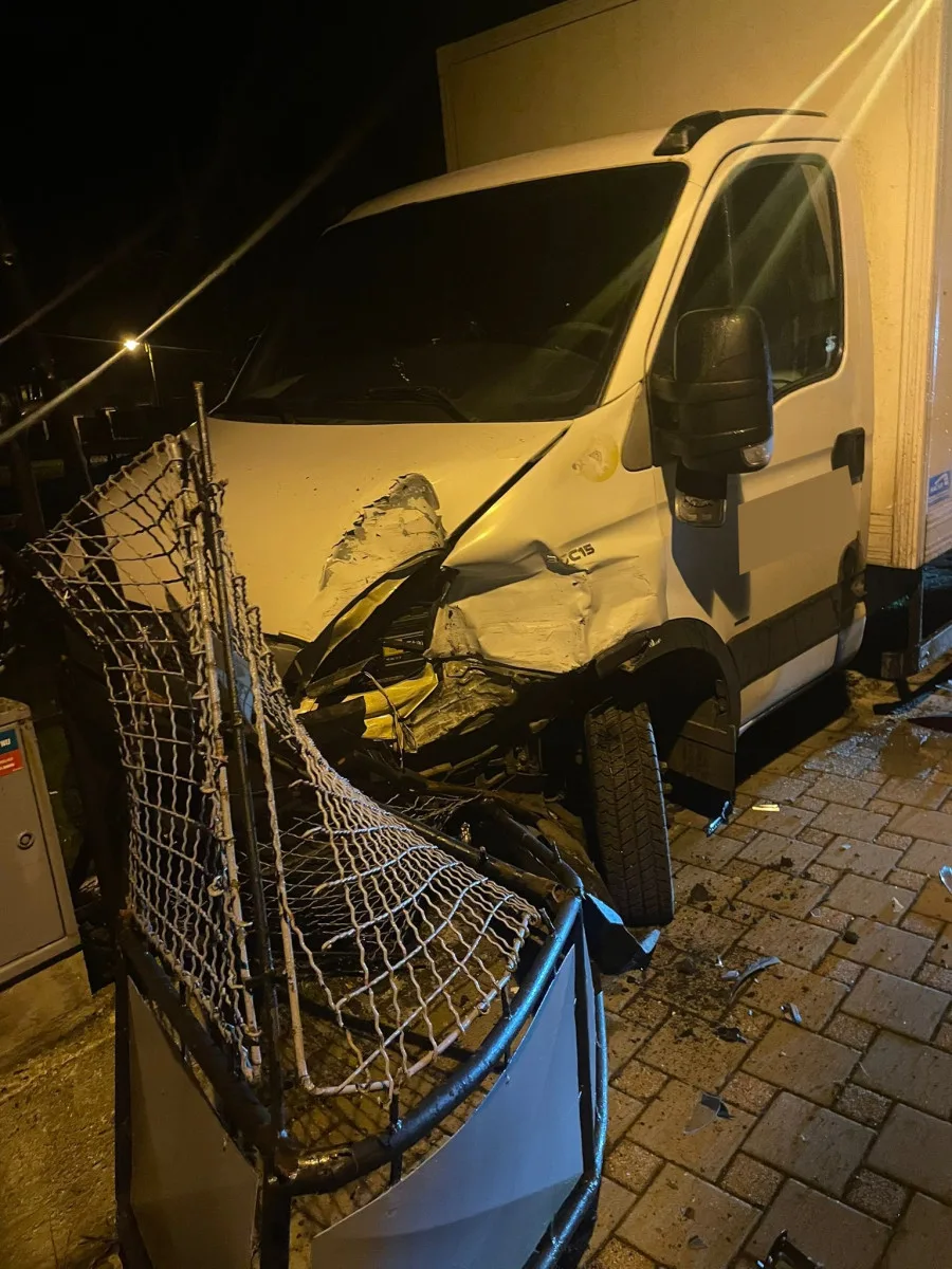 Muž pod vlivem lysohlávek ukradl v Táboře dodávku. Při honičce zničil plot i dvě auta