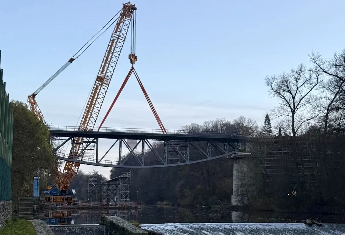V Táboře použili těžkou techniku. Instalaci mostu zvládl jeřáb s nosností 200 tun