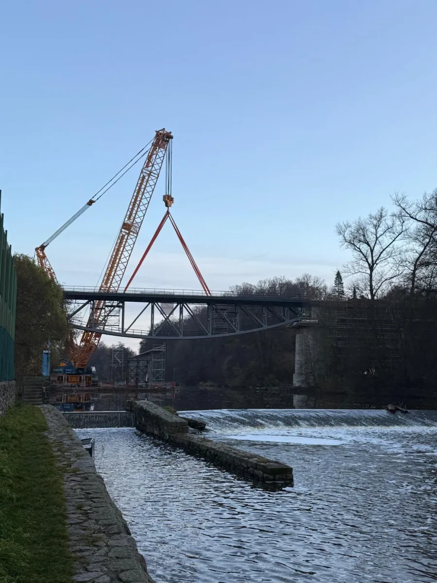 V Táboře použili těžkou techniku. Instalaci mostu zvládl jeřáb s nosností 200 tun