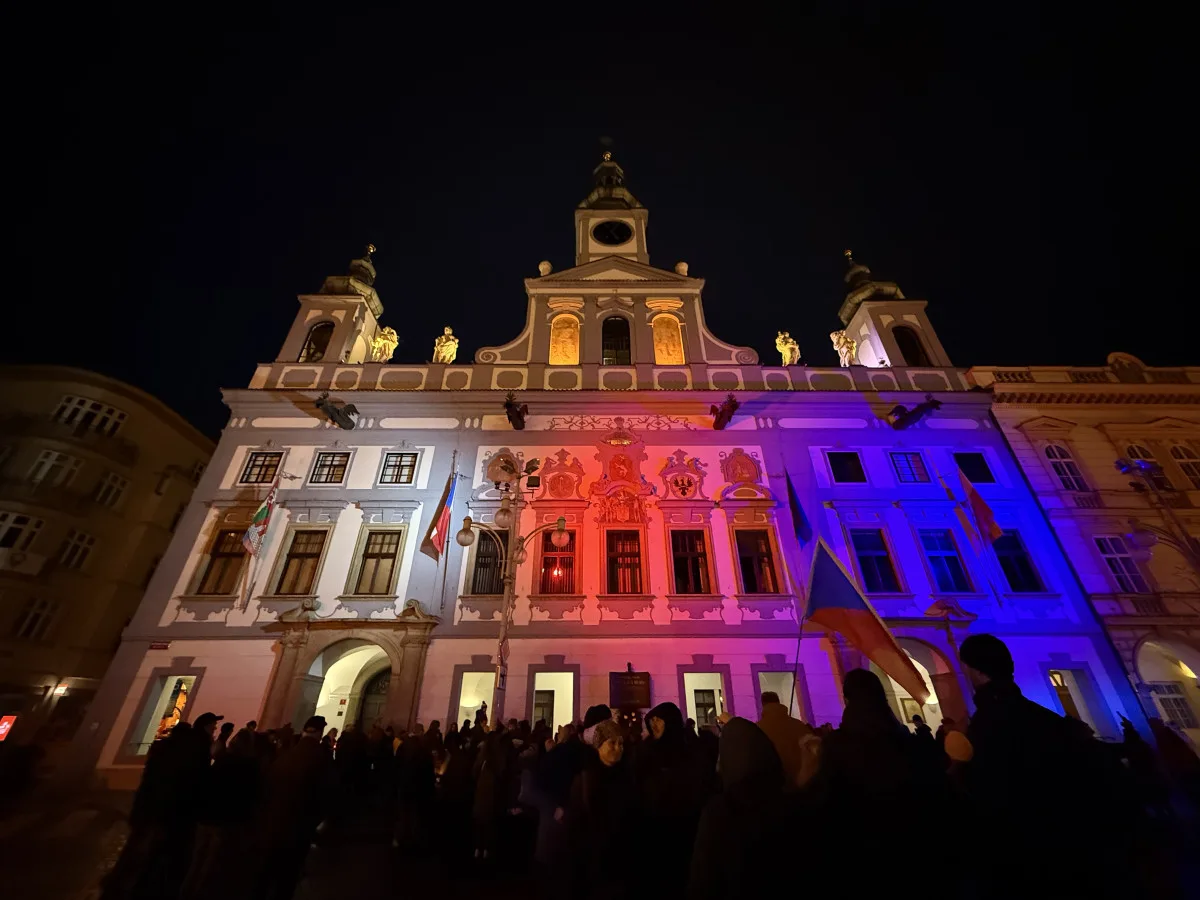 Rozsviťme demokracii v Budějcích. Z radnice zazněla česká hymna