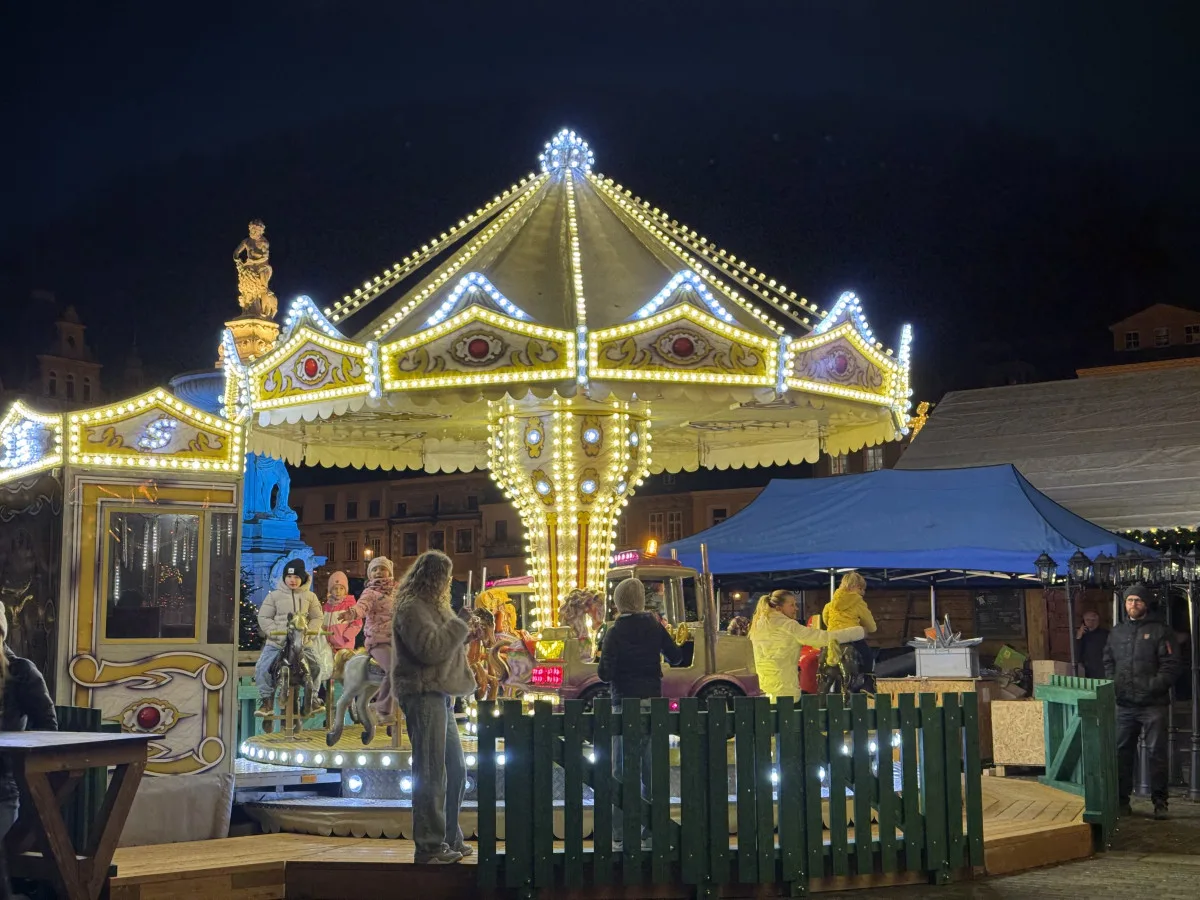 Adventní městečko je otevřené. První den přilákalo stovky návštěvníků