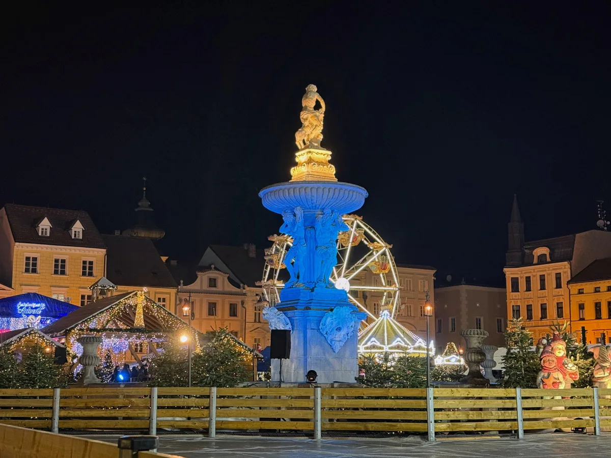 Adventní městečko je otevřené. První den přilákalo stovky návštěvníků