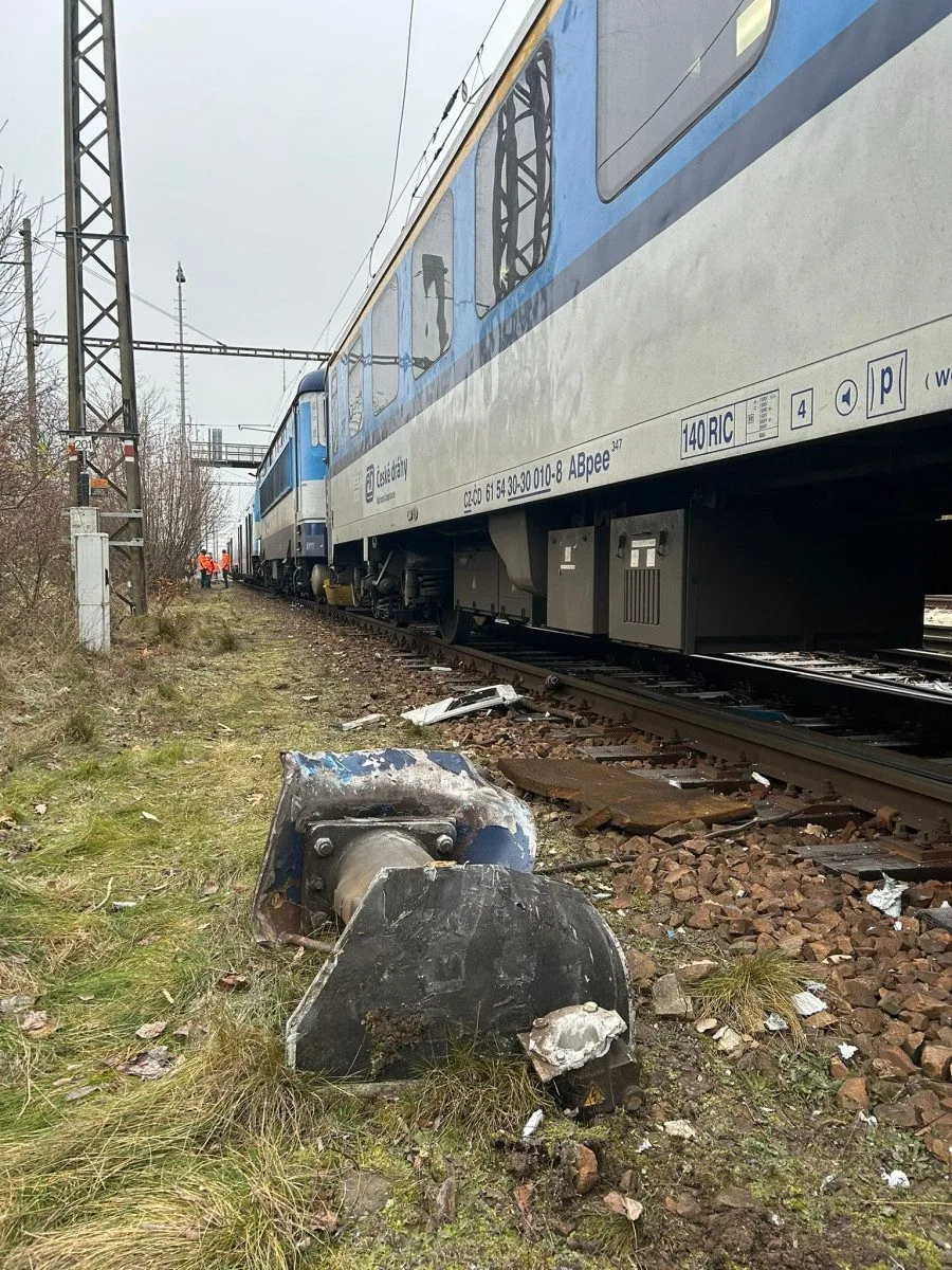 Po srážce vlaků zůstává v nemocnicích devět pacientů