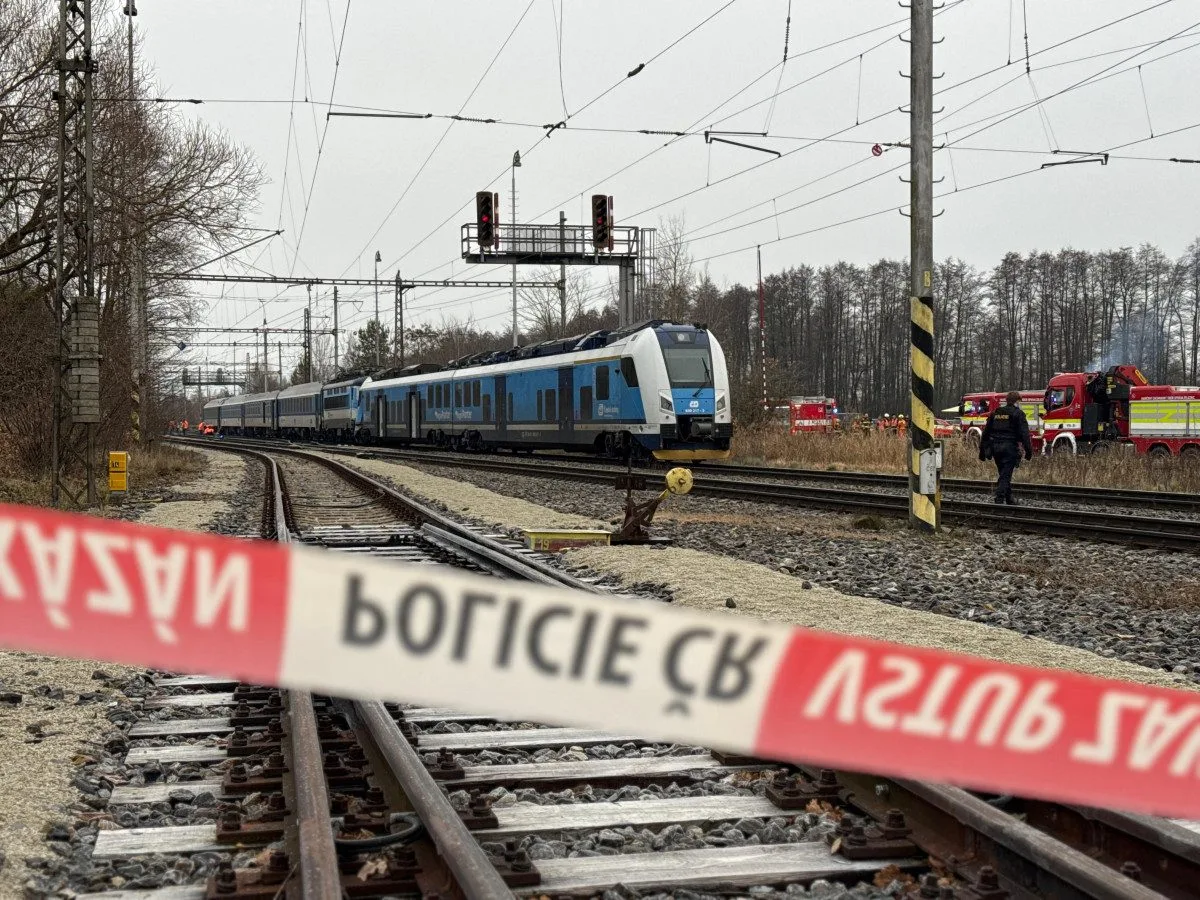 Po srážce vlaků zůstává v nemocnicích devět pacientů
