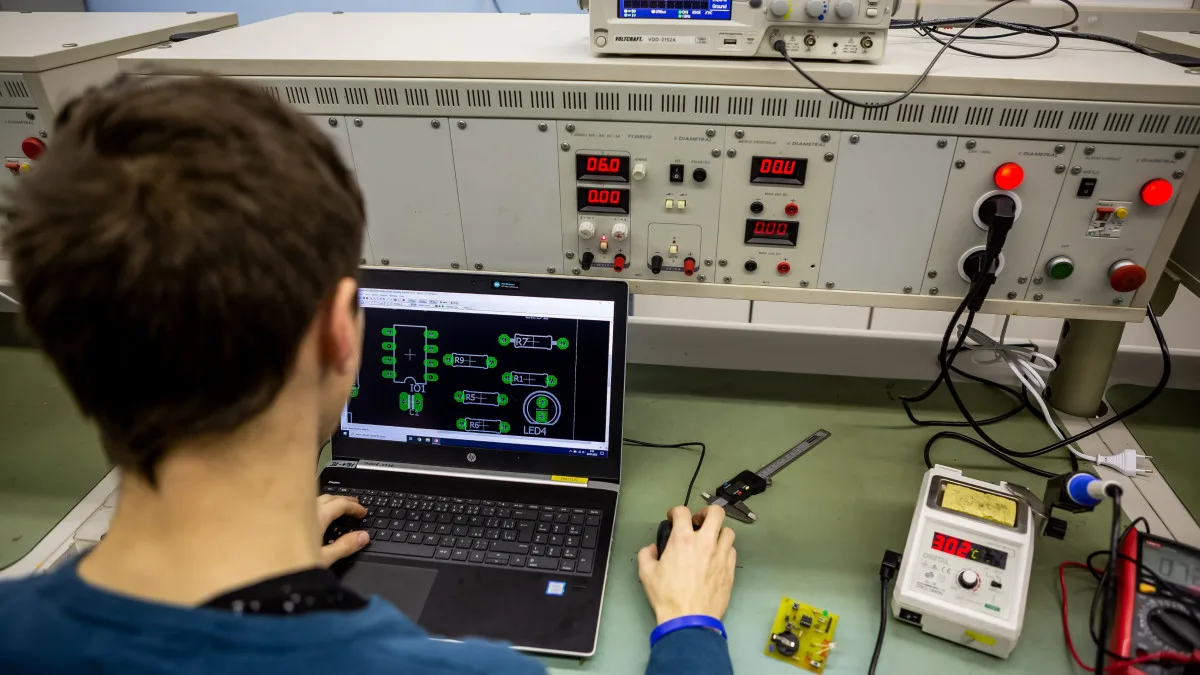 Střední škola spojů a informatiky v Táboře pokrývá hlavní sektory současnosti
