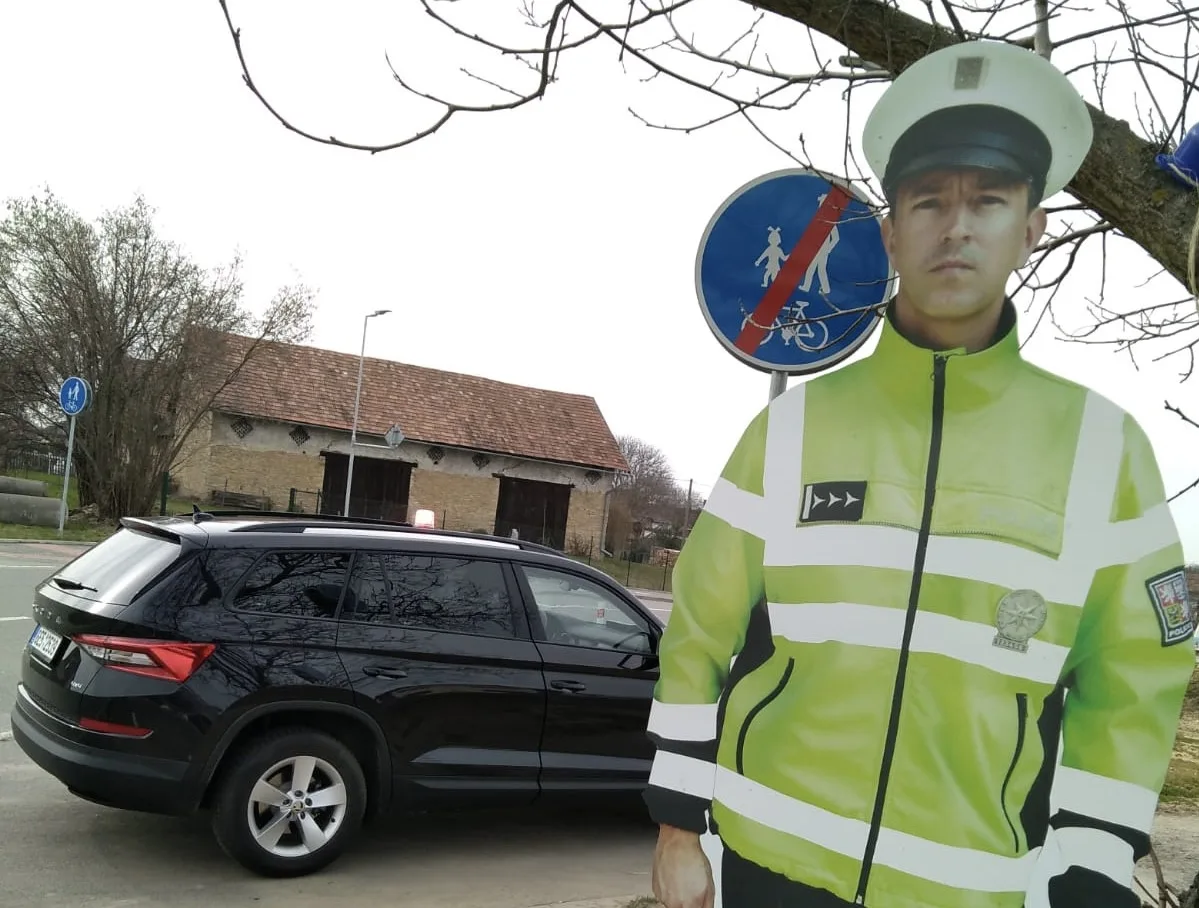 Dřevěný policista zmizel beze stopy. U silnice nevydržel ani dva měsíce
