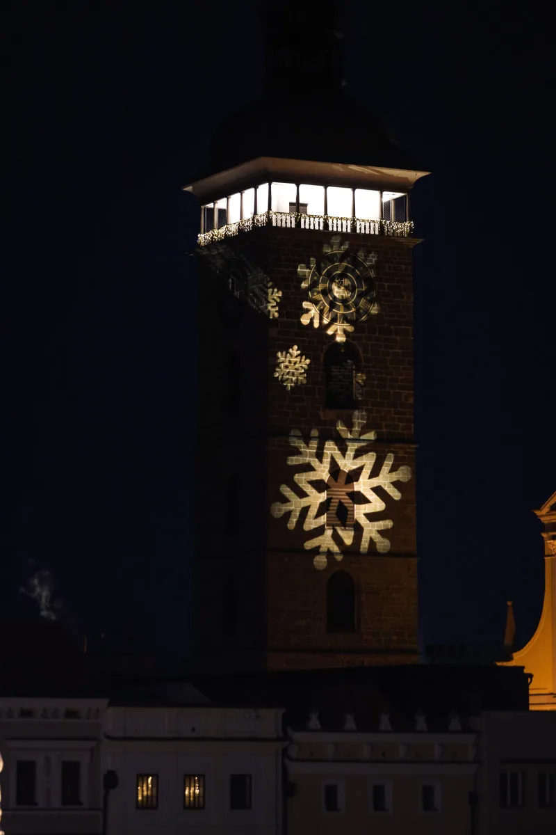 Vánoční strom na náměstí je rozsvícený.