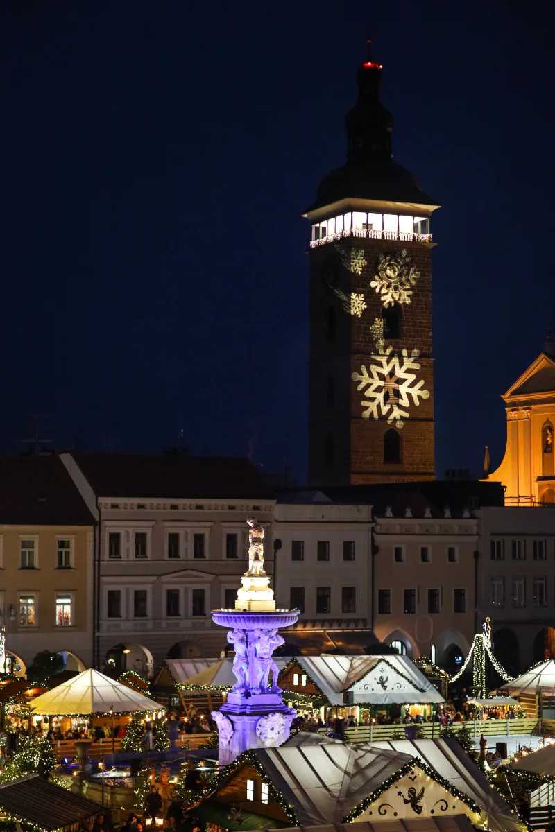 Vánoční strom na náměstí je rozsvícený.