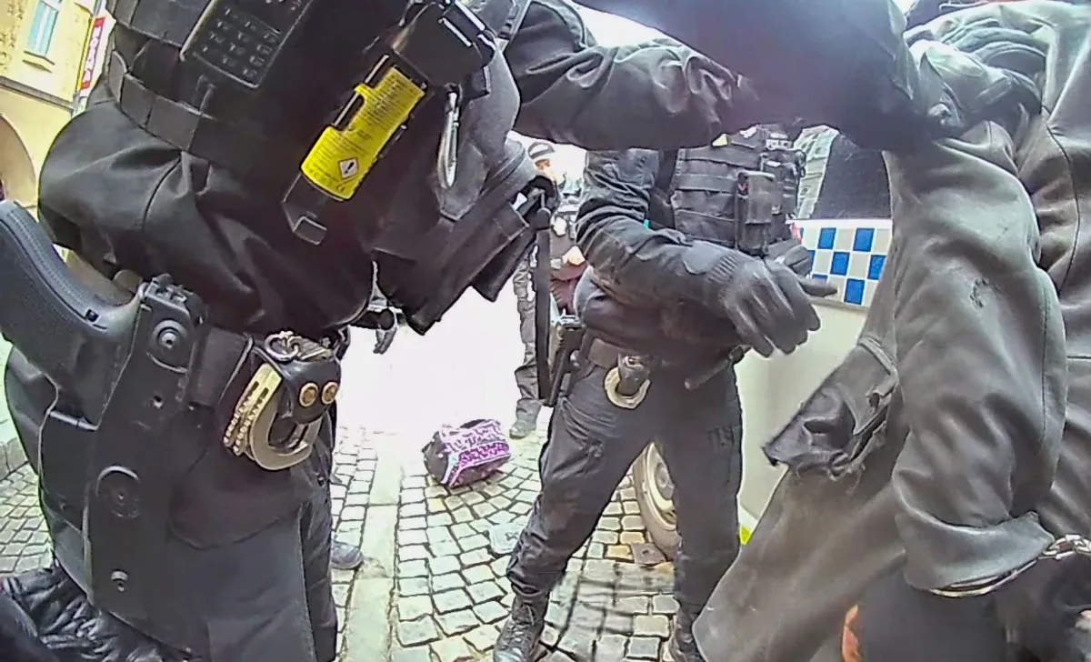 Opilý muž hlasitě pokřikoval na kolemjdoucí a rozbíjel láhve. Skončil na záchytce