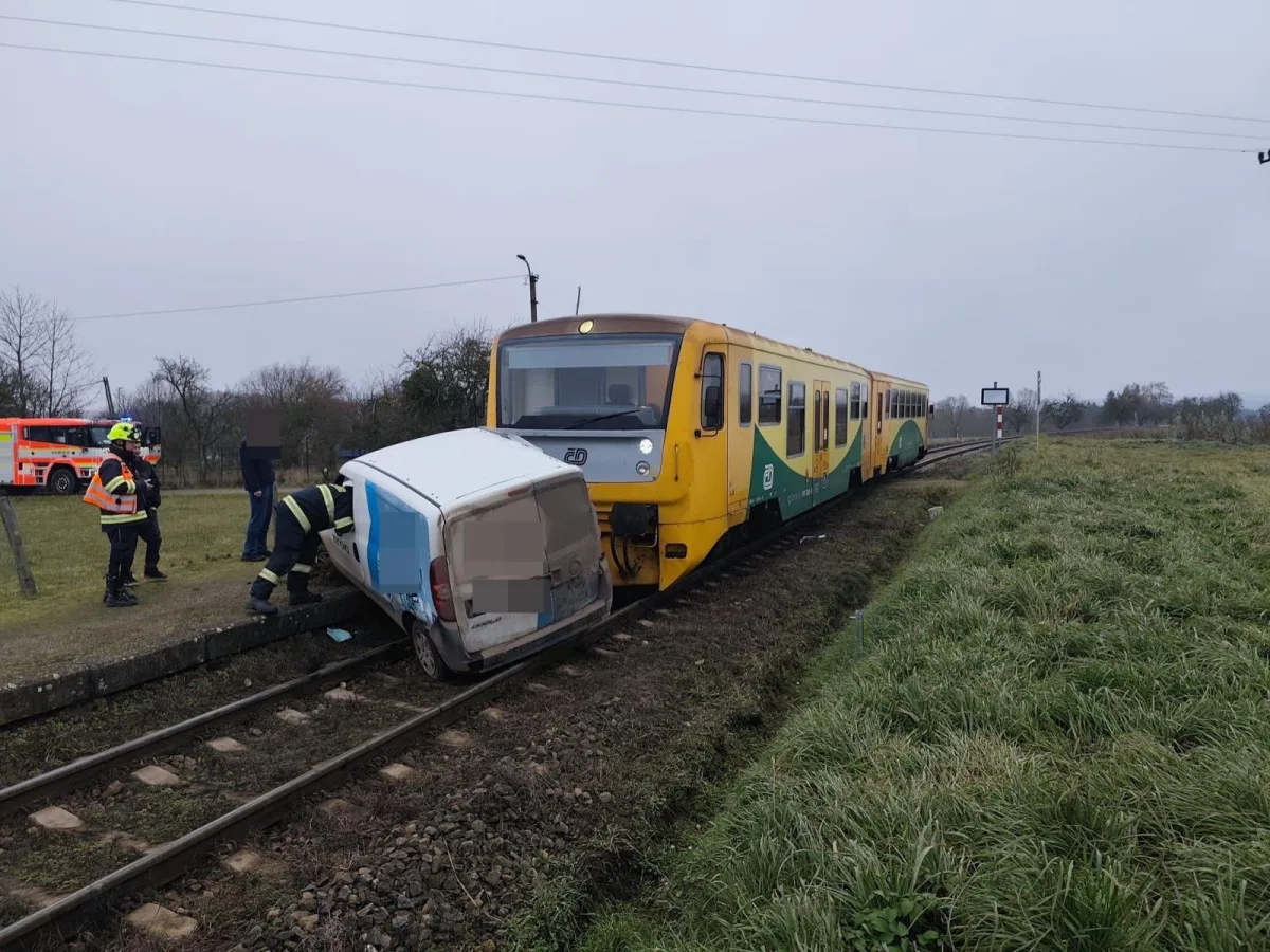 Vlak táhl auto po přejezdu 15 metrů. Nehoda se i tak obešla bez zranění