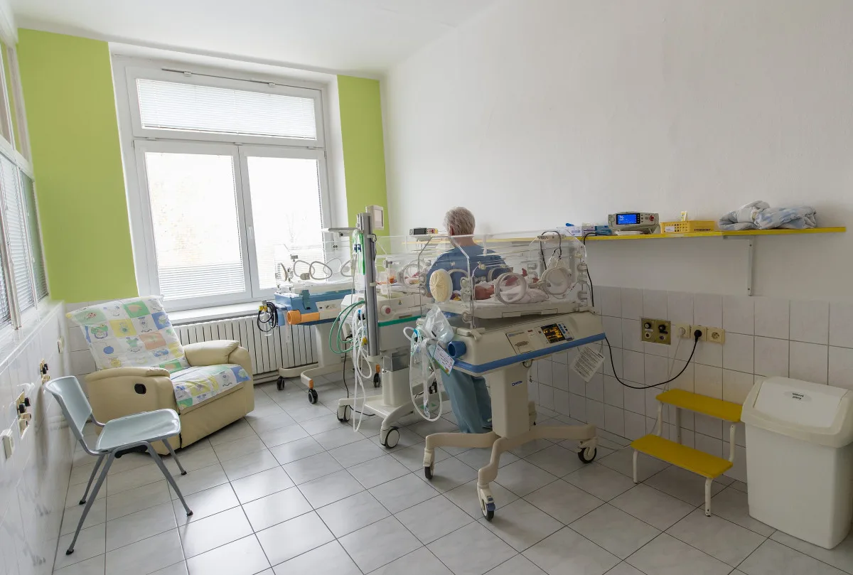 Předčasně narozeným dětem od 32. týdne těhotenství se věnuje odborný personál dětského oddělení.