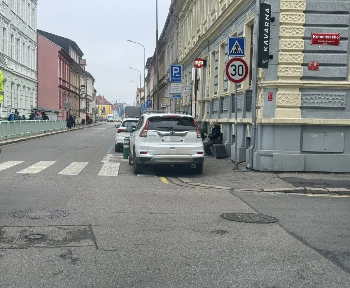 Překáží vám špatně zaparkované auto? Zavolejte policii, nadávat vám uleví, ale nepomůže