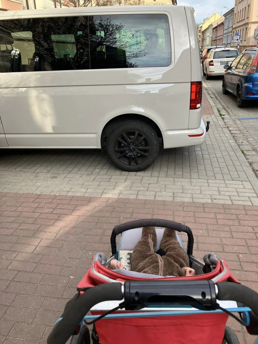 Překáží vám špatně zaparkované auto? Zavolejte policii, nadávat vám uleví, ale nepomůže