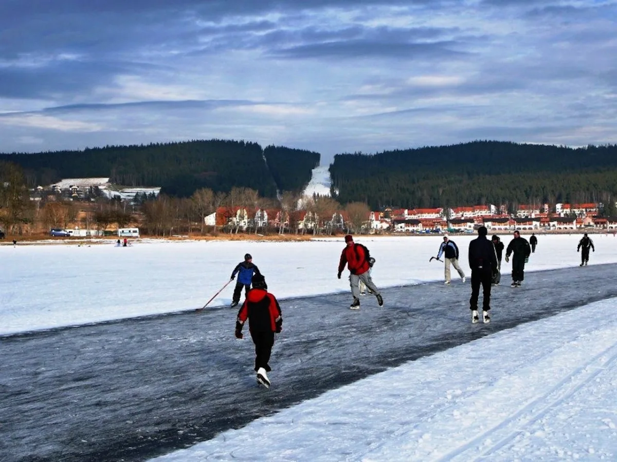 Nedočkaví bruslaři vyrazili na Lipno příliš brzy. Led má jen pár centimetrů