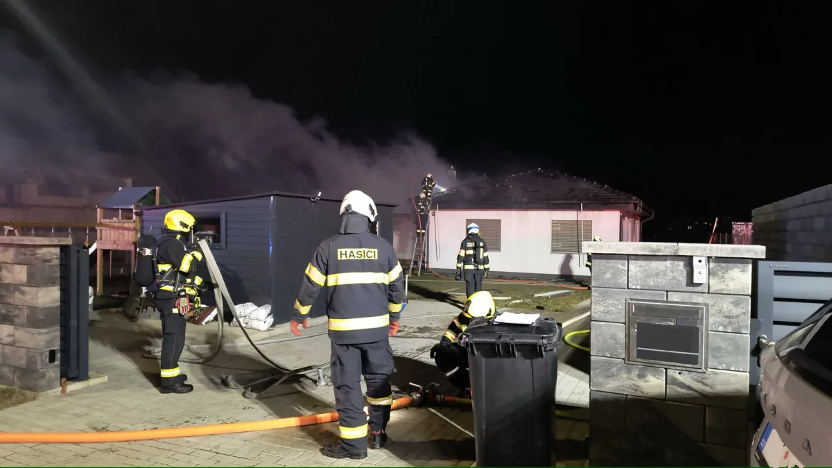 Požár připravil rodinu o domov. Město organizuje sbírku potřebných věcí
