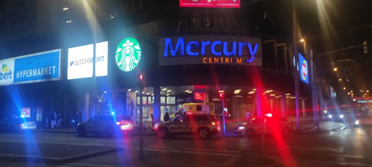 Agresivní muž ohrožoval lidi v obchodním centru Mercury, zpacifikoval ho policista v civilu
