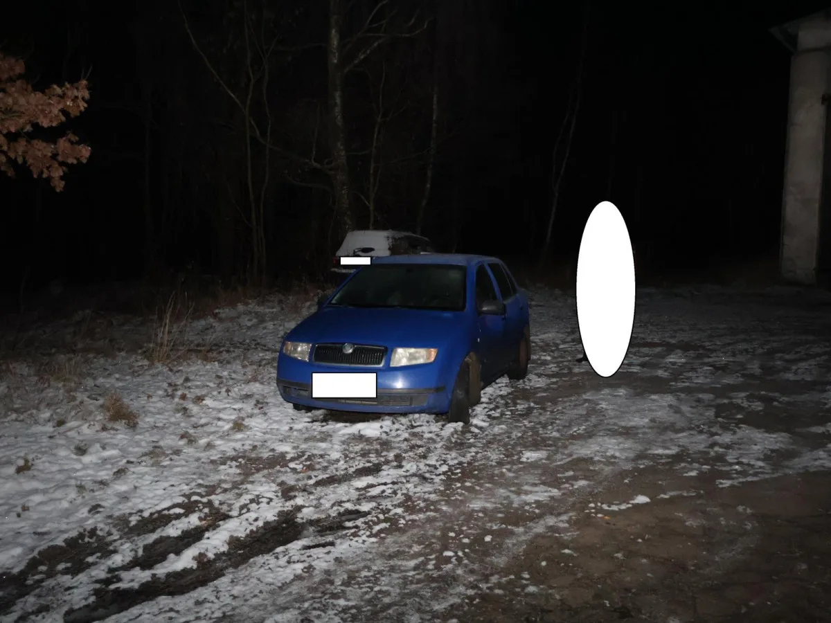 Skoro tři promile za volantem. Muž bez řidičáku narazil do zaparkovaného auta