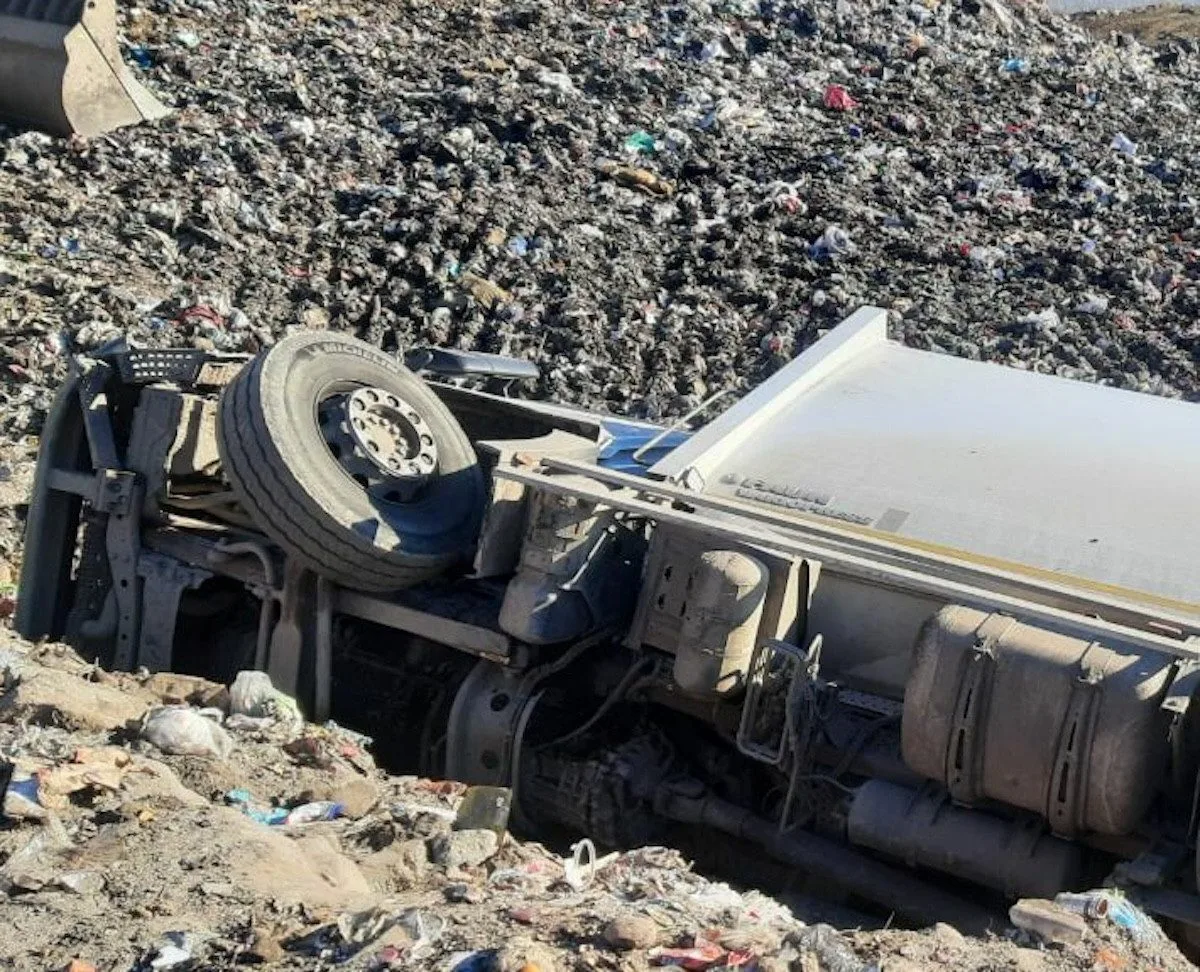 Na Jindřichohradecku se převrátilo popelářské auto. Spolujezdec zemřel