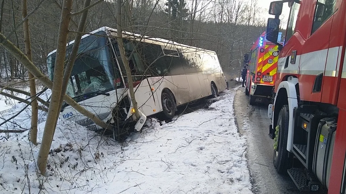 U Větřní boural autobus. Silnice bude kvůli vyprošťování uzavřená