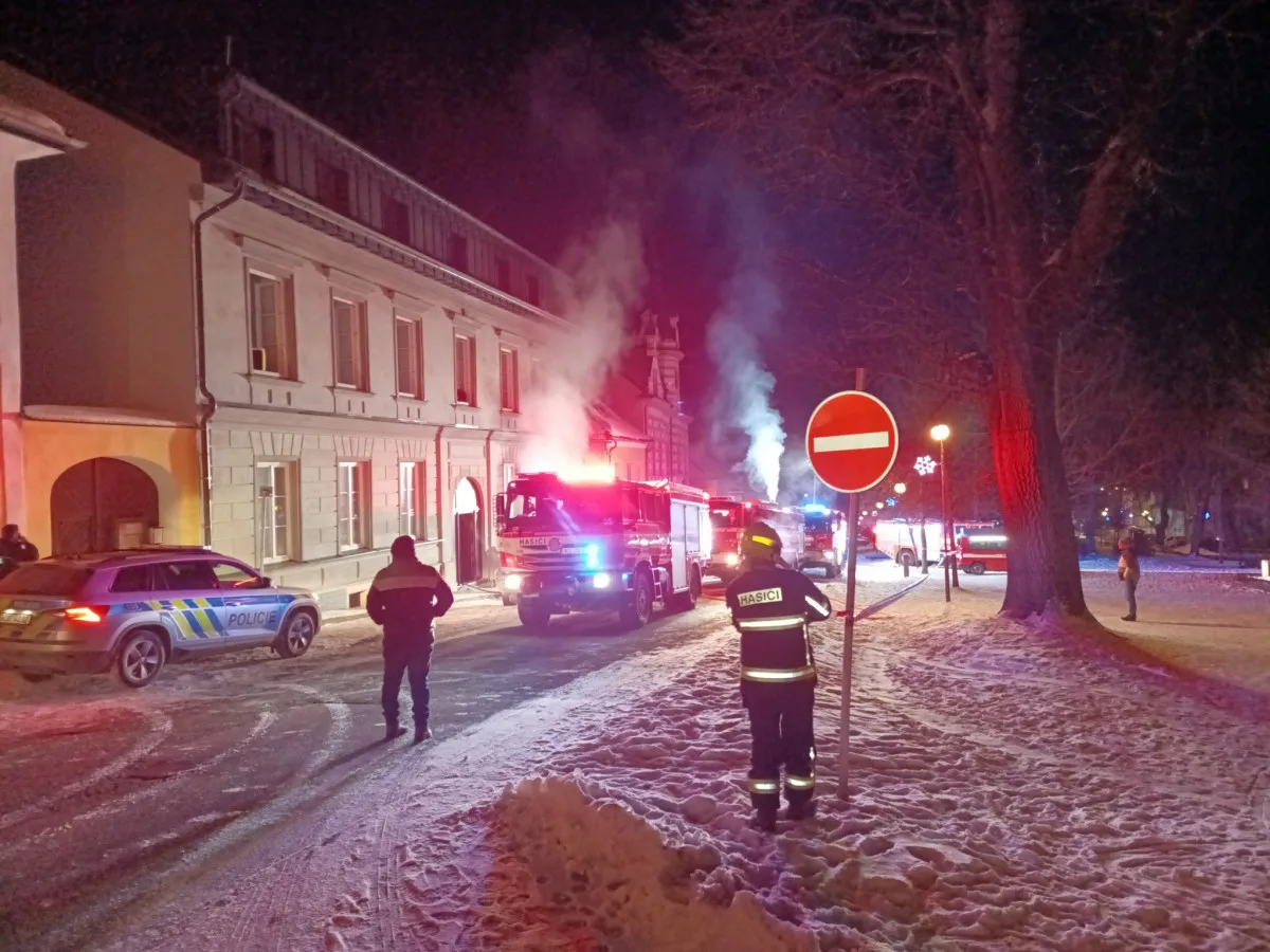 Při hašení požáru sauny na Českokrumlovsku se zranilo pět hasičů