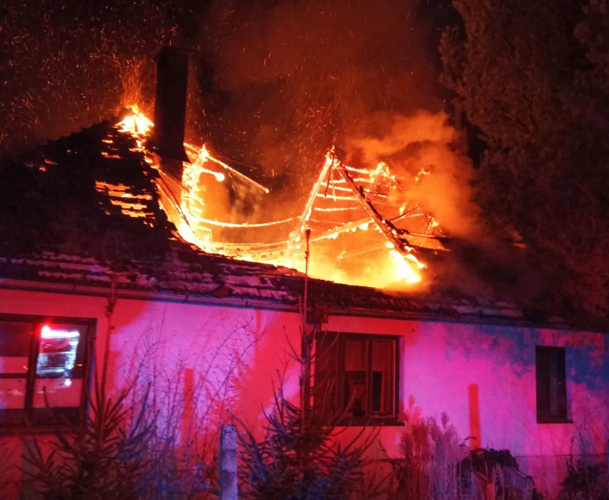 Hasiči likvidují požár domu na Trhosvinensku