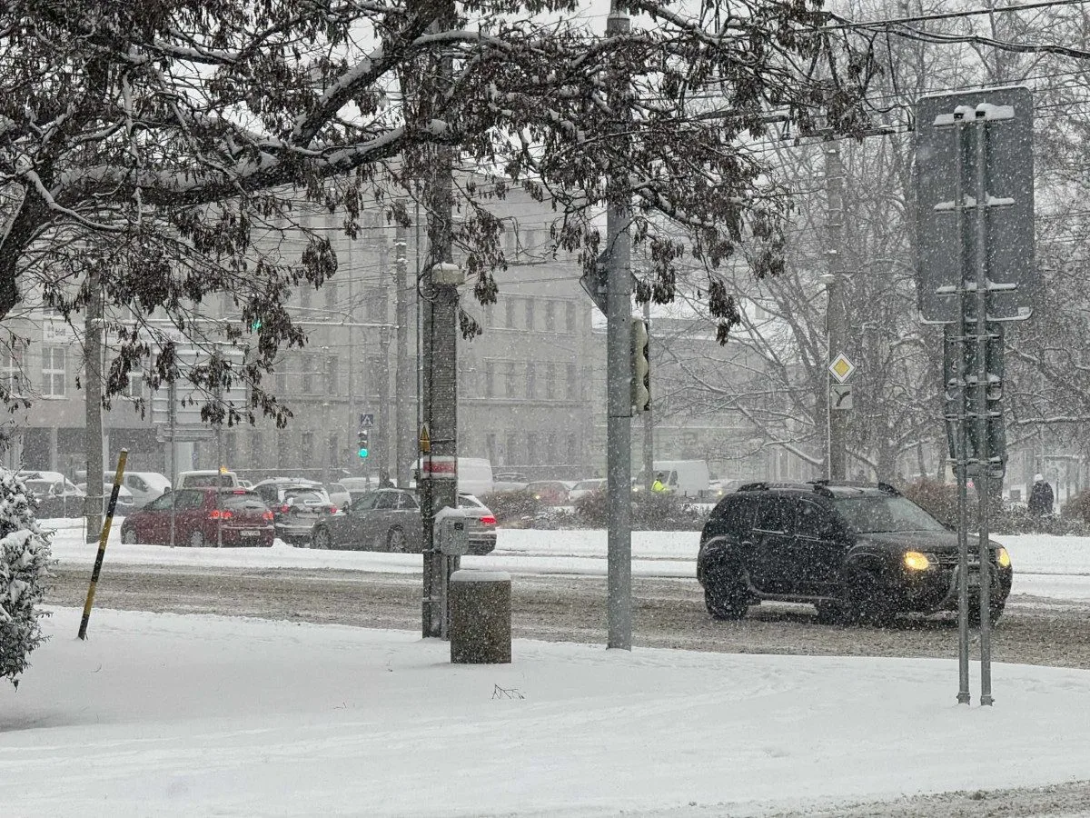 Husté sněžení komplikuje dopravu po celém kraji, policisté řeší přes 20 nehod