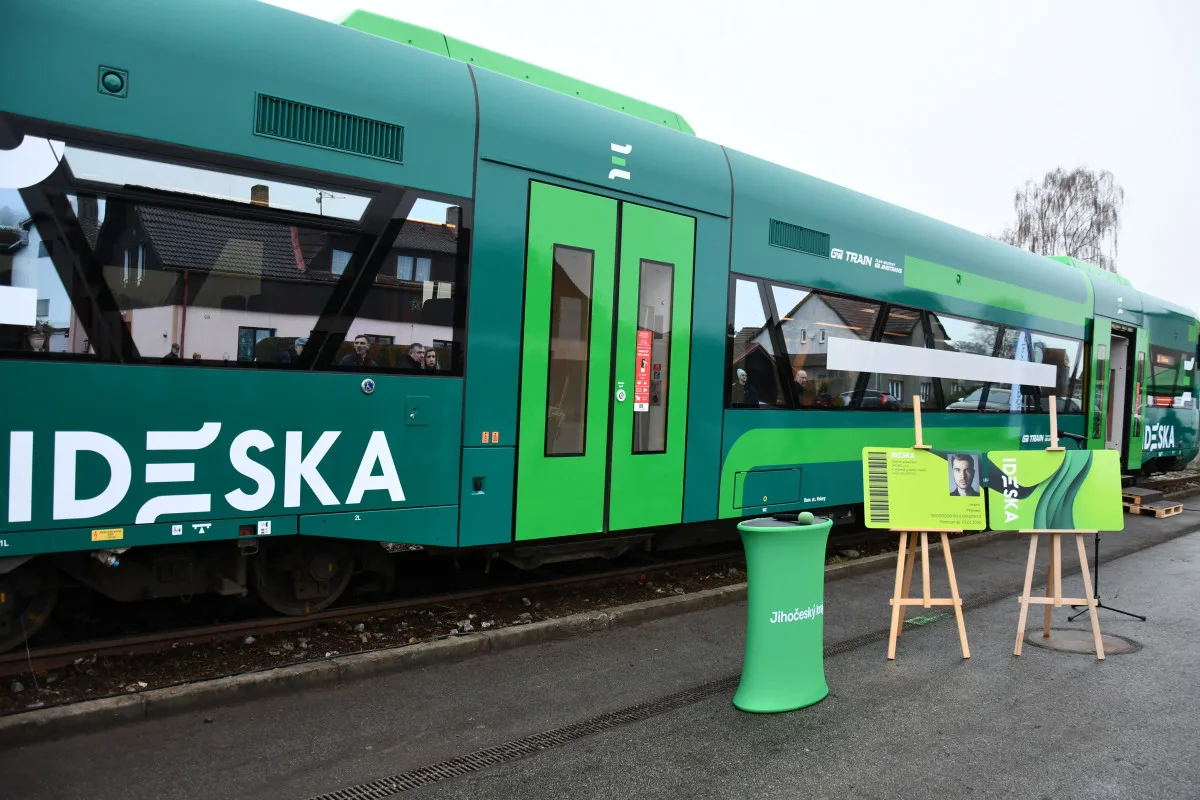 Jízdenky i jízdní řády v jedné aplikaci. IDESKU budou testovat sami cestující