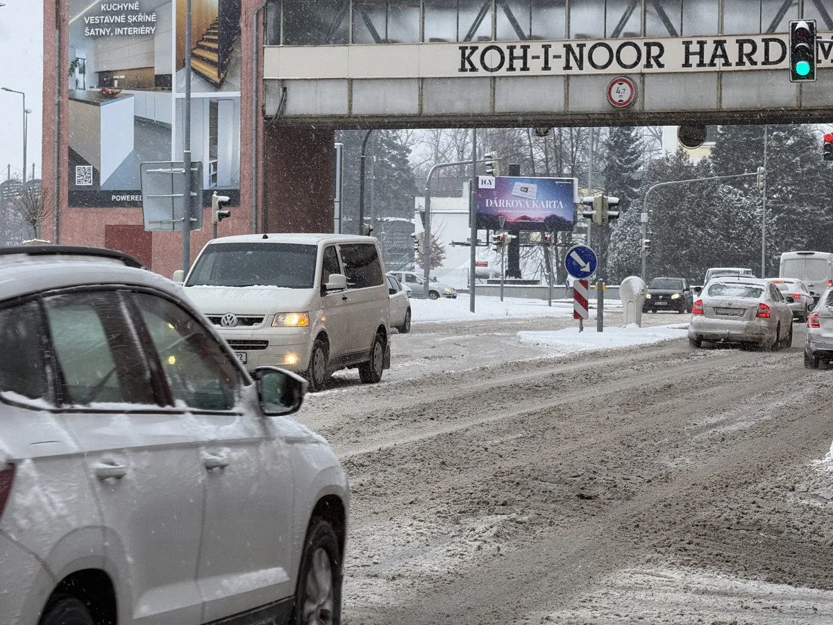 Česko potrápí ledovka, hrozí úrazy i dopravní komplikace