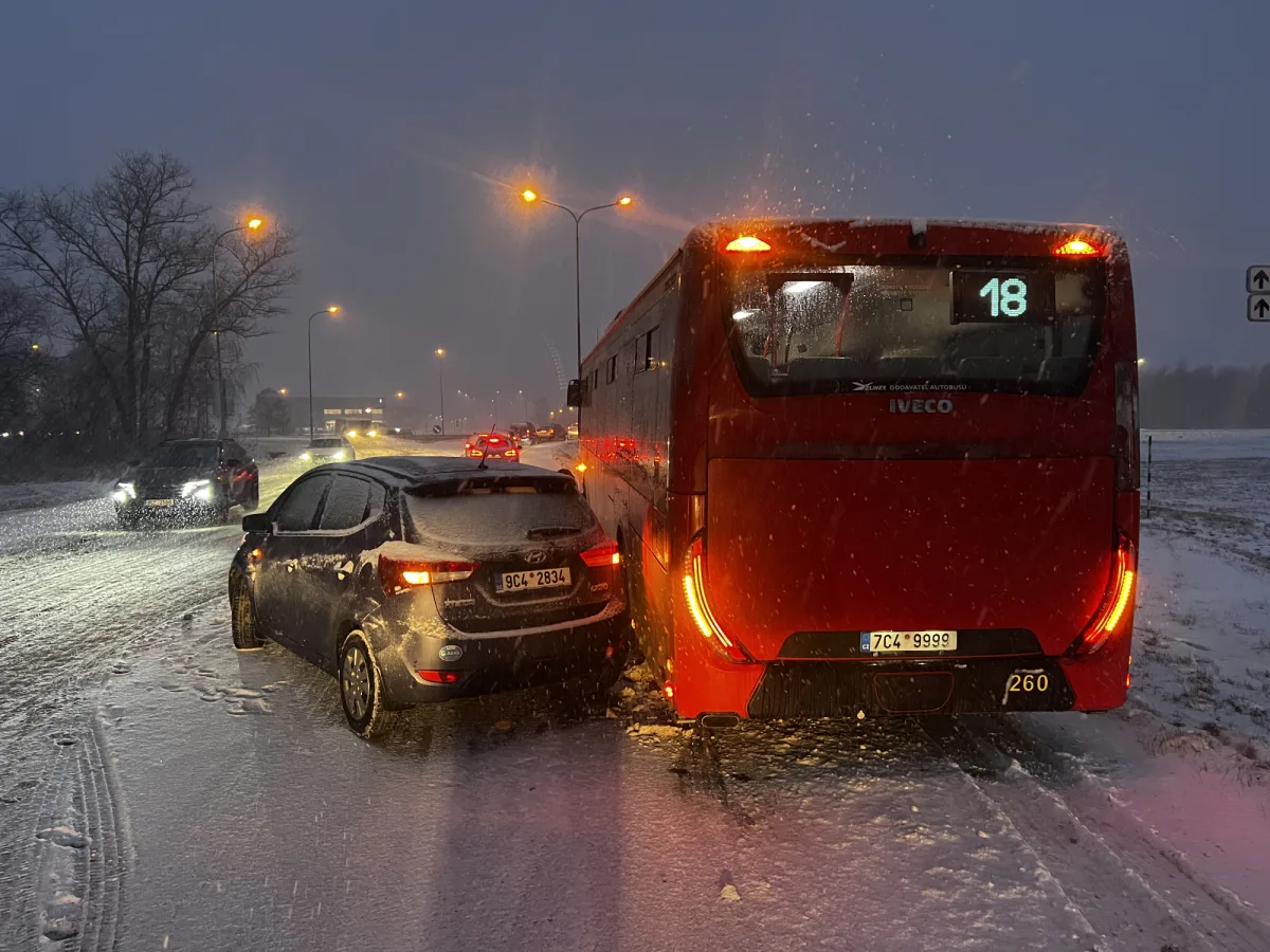 Řidič autobusu bravurně zvládl nehodu v Budějovicích, cestující mu teď děkují