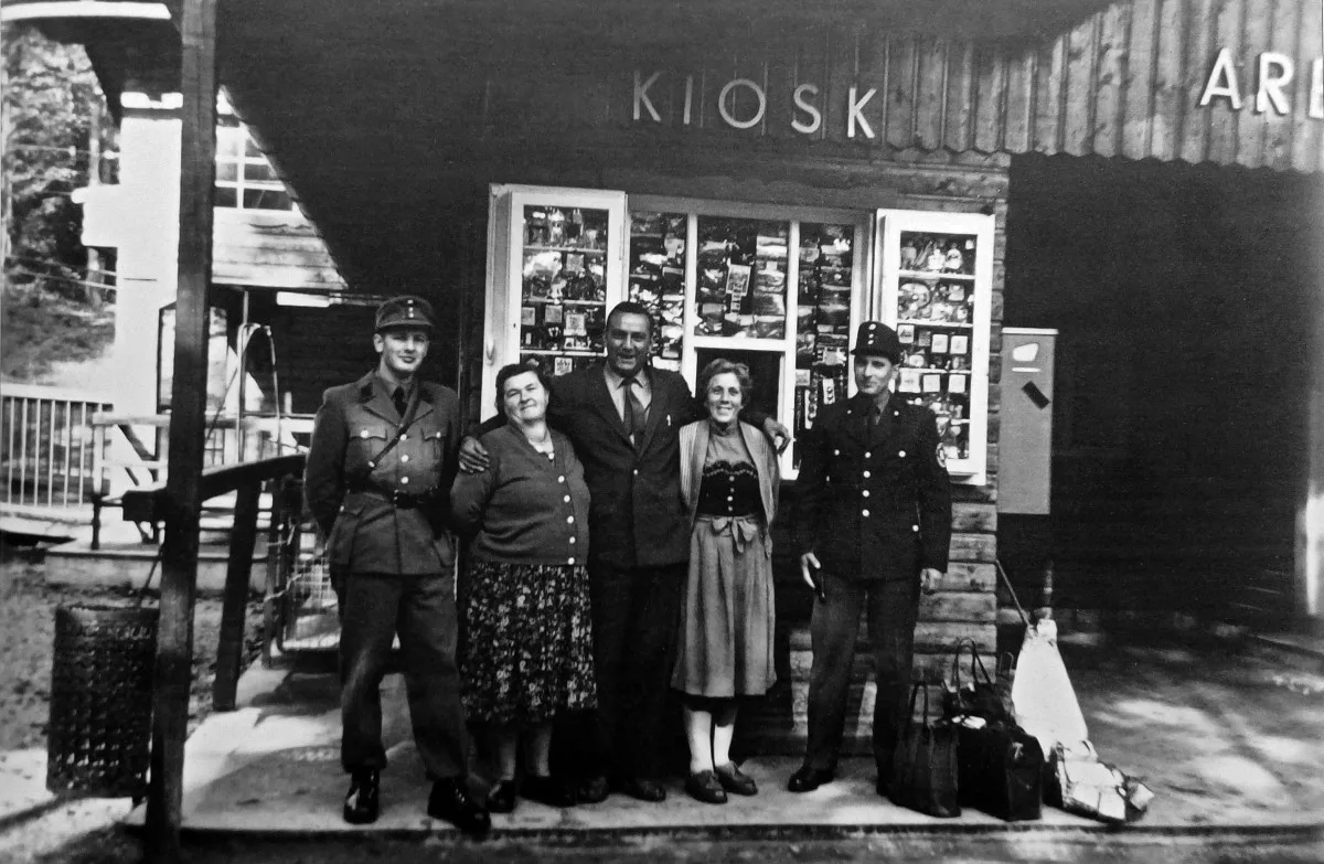 U kiosku bývalo velmi živo a veselo. S provozovateli pózují členové celní stráže a Bayerische Grenzpolizei. Policejní služebnu měli na nedalekém Brennesu.