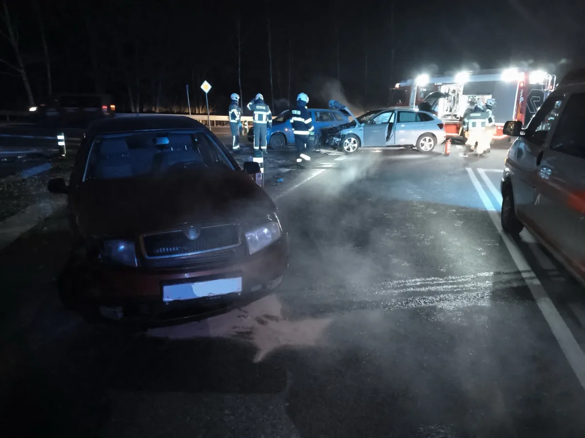 Nehoda tří aut u Temelína zkomplikovala ranní dopravu. Dva lidé skončili v péči záchranářů